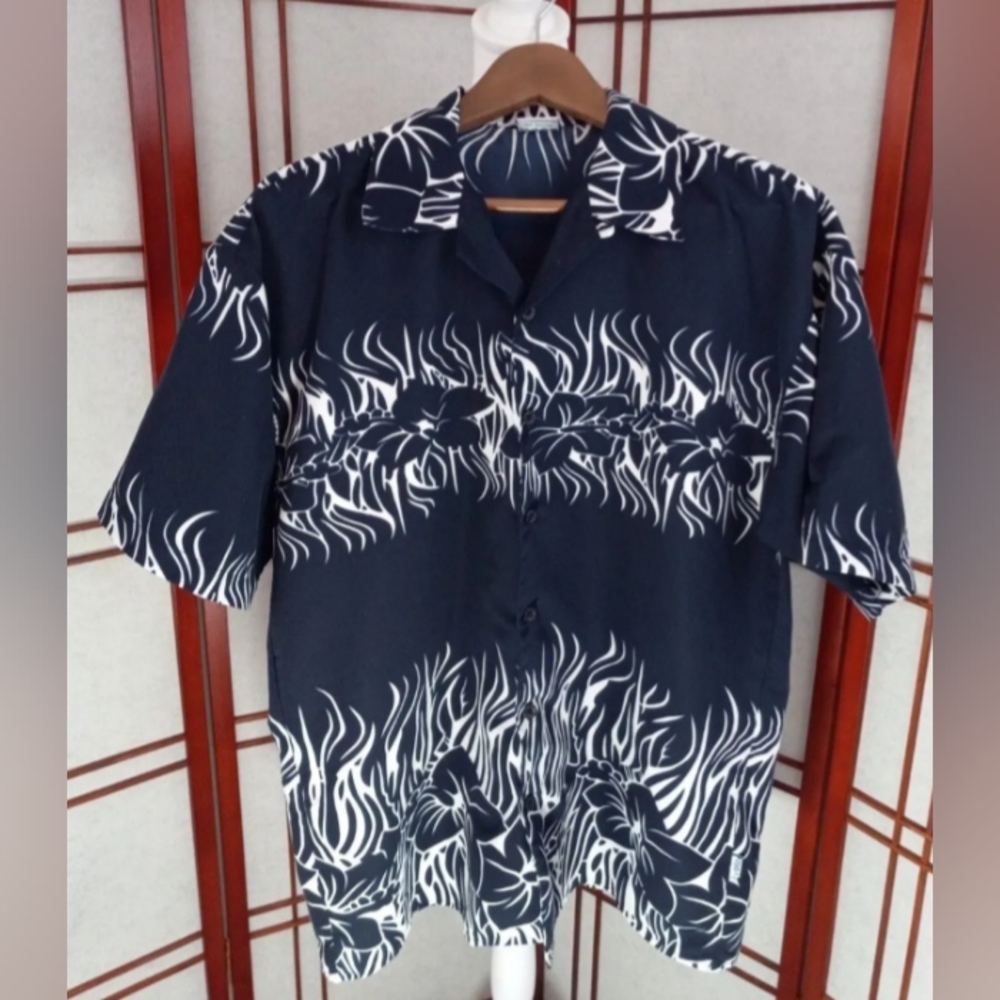 Men's blue and white pattern button down collar shirt Sz M